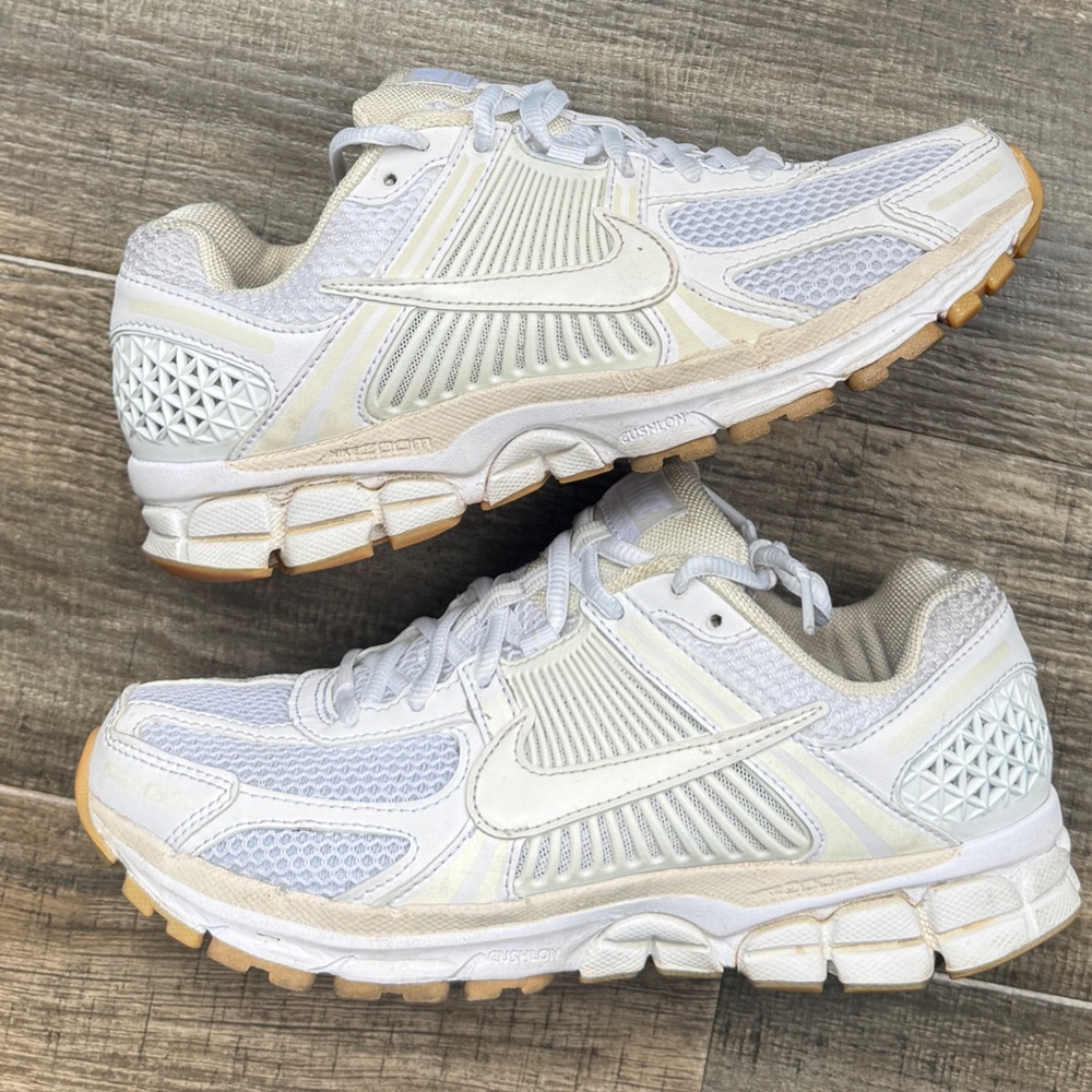 Nike Zoom Vomero 5 white Women's Shoes with Reflective Accents 8 - Picture 2 of 7